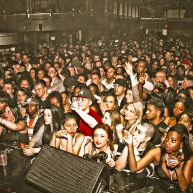 An image of young people at an indoor edm nightclubs los angeles nyc cdmx concert.