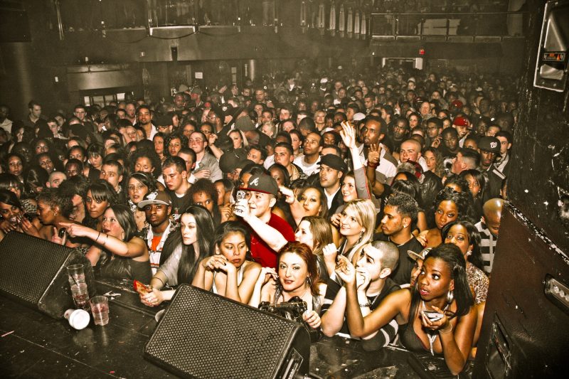 An image of young people at an indoor edm nightclubs los angeles nyc cdmx concert.